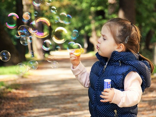Un enfant qui fait des bulles